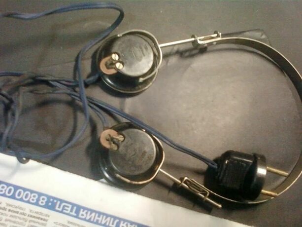 ТА-56М — наушники военной аппликатуры, выпускались для специального применения