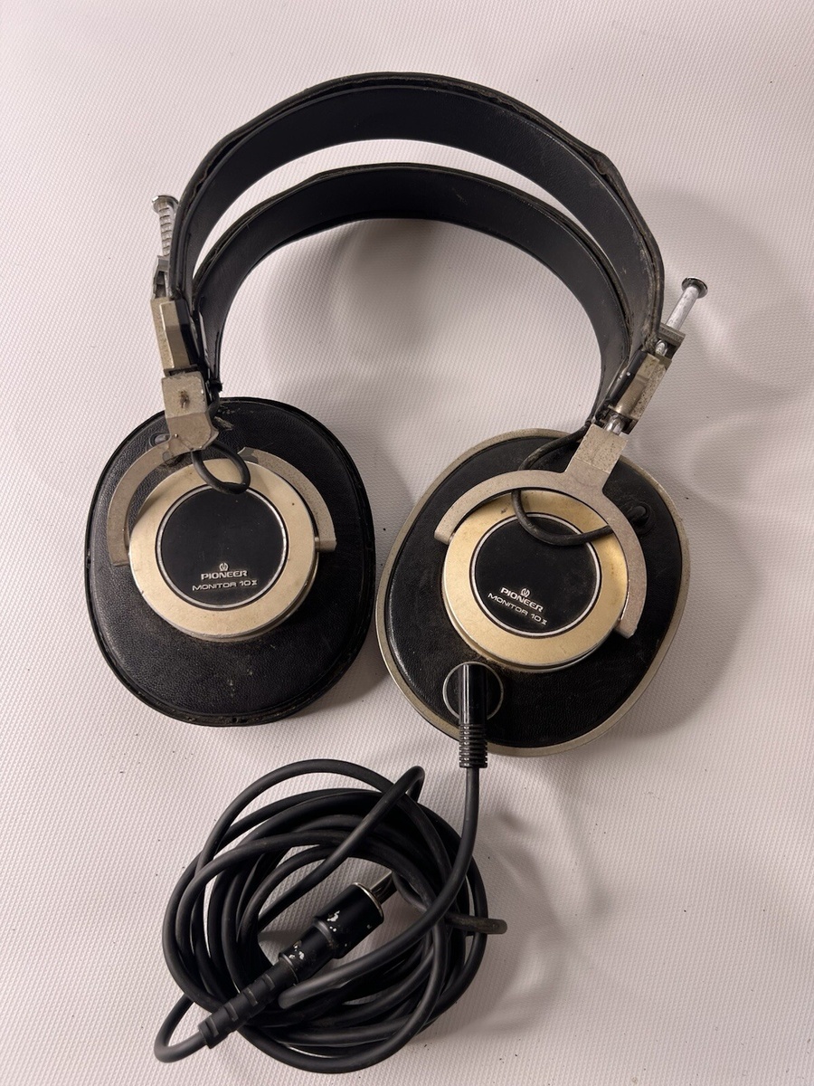 Pioneer Monitor 10 II

Наушники 1970-х годов с обилием металла и натуральной кожи в оголовье и чашках. Весили 630 граммов, имели закрытое акустическое оформление и большую диафрагму диаметром 57 мм.