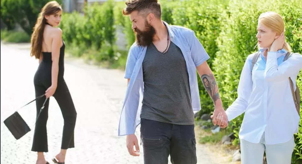 Он смотрит на других? Что делать, если муж разглядывает красоток при вас.