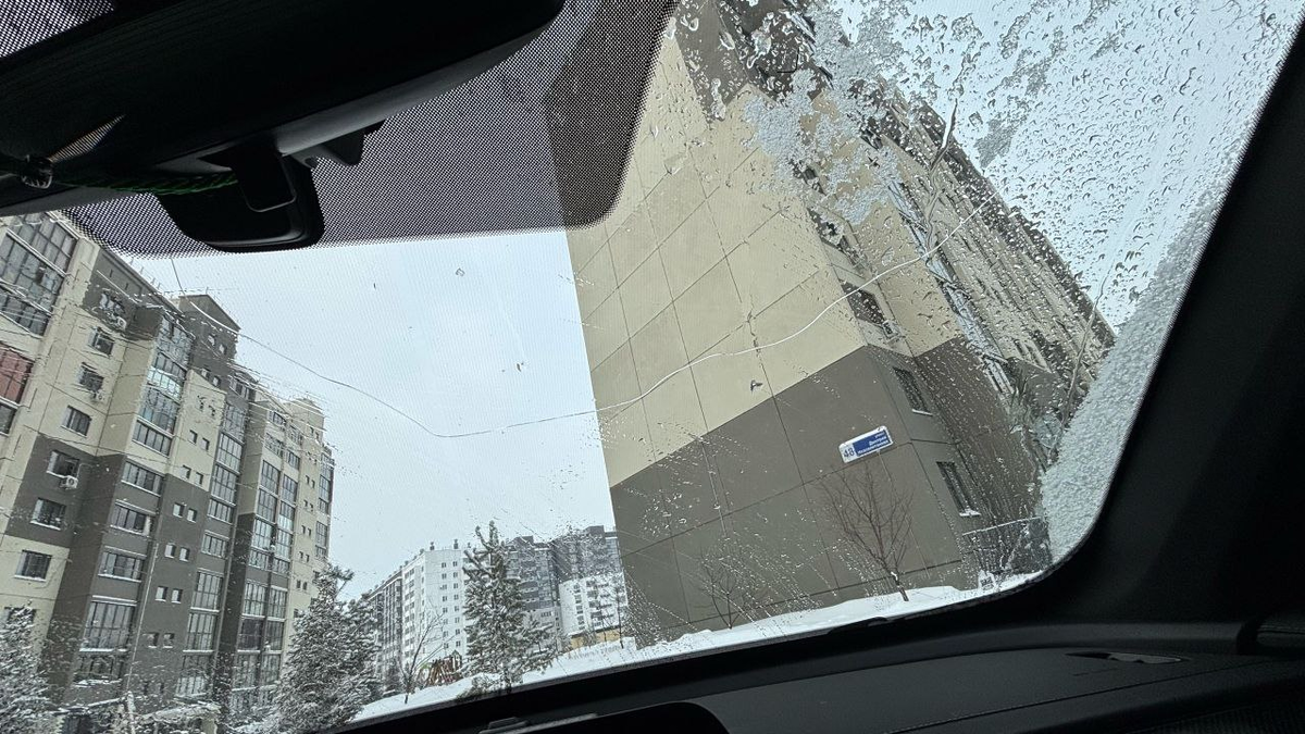 Утром сел в машину, а тут "подарок" в виде трещины.