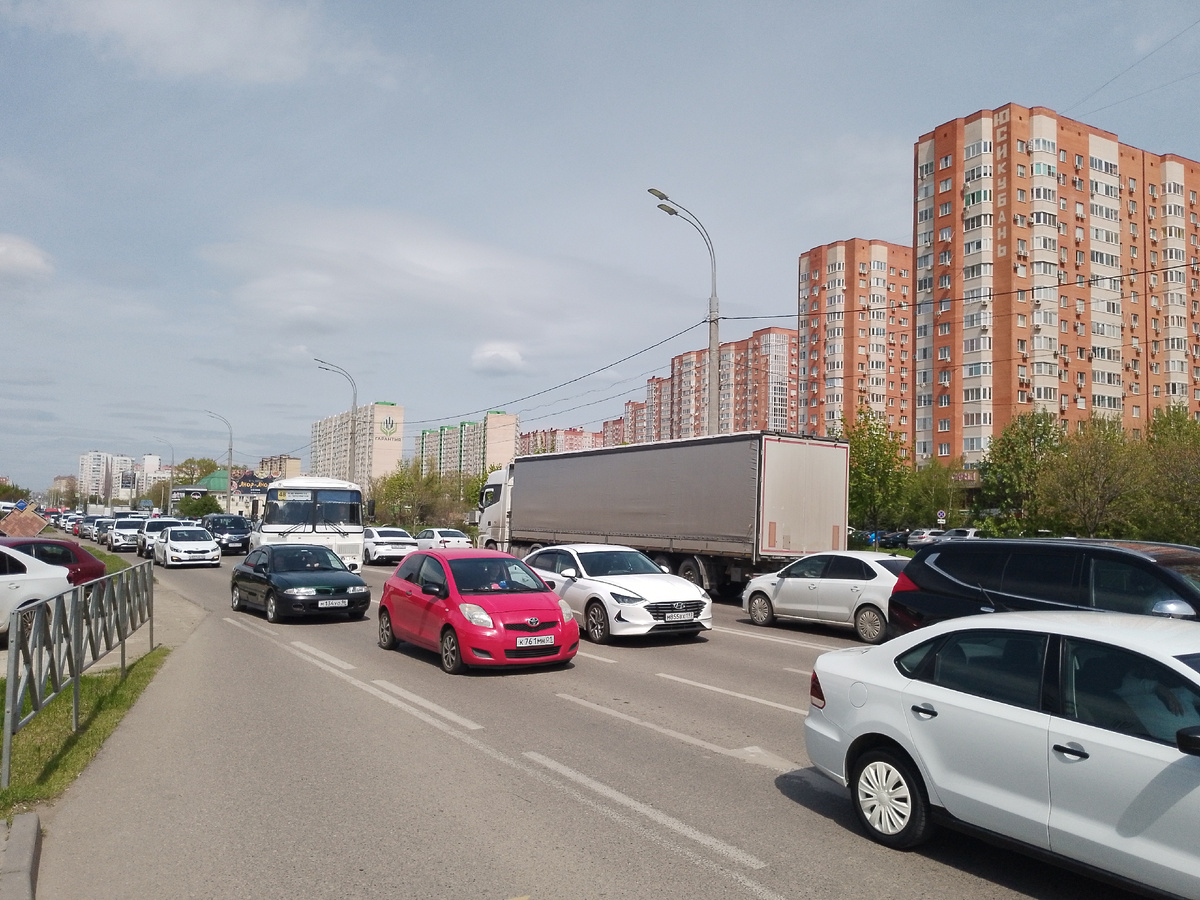 Типичная краснодарская пробка. Район ЖК "Панорама", что недалеко от парка Краснодар (Галицкого). Фото автора.