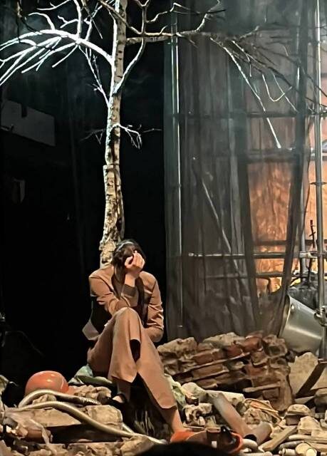 Сцена из спектакля «Три сестры. Долой уныние». Театр на Таганке. Фото автора. 