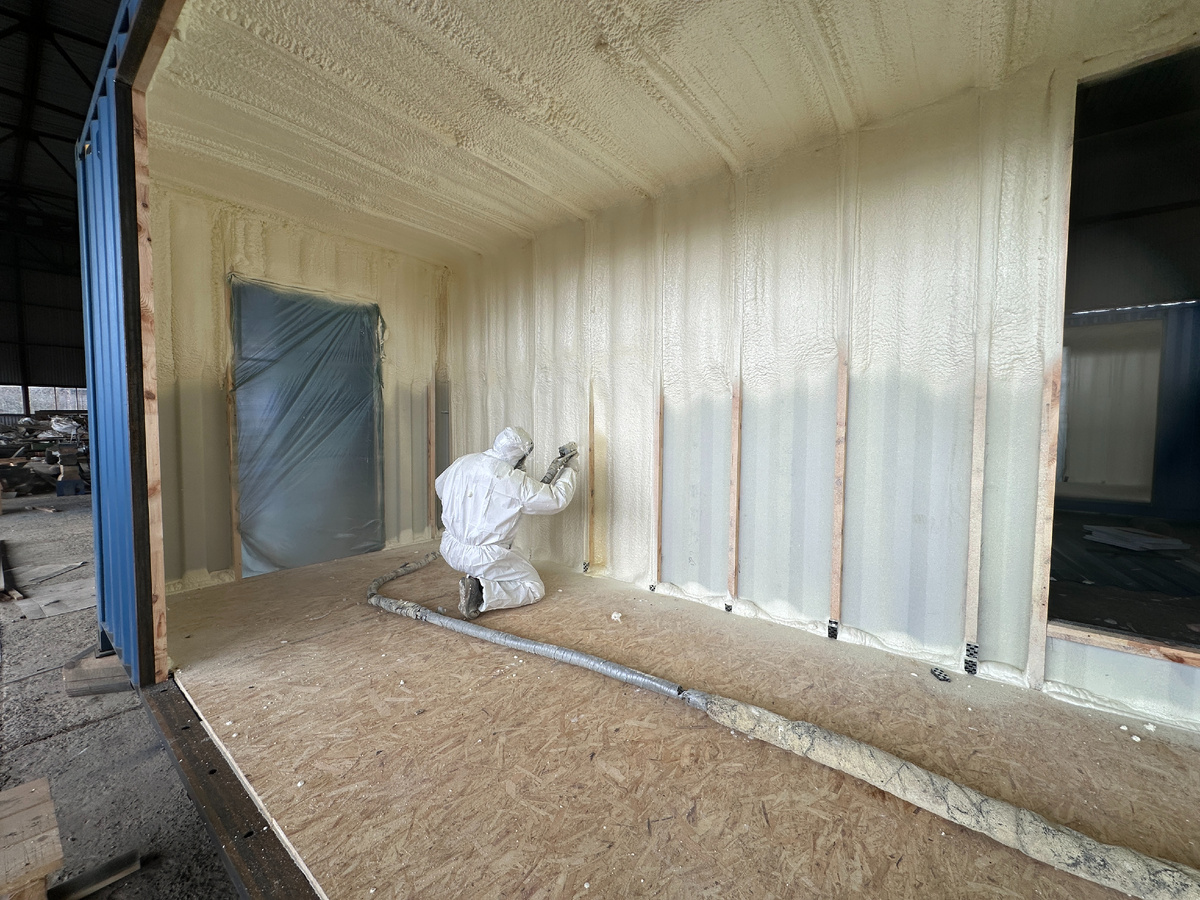 Когда человек впервые сталкивается с контейнером, он думает просто.
Ну металл и металл. Утеплим как обычный дом — и всё будет нормально.
Я тоже так думал.
Пока не начал разбираться глубже.
И вот тут появляется важный момент.
Контейнер — это не стена из кирпича.
И не каркасник.
Это металл.
А металл работает по своим законам.
Он быстро остывает.
Быстро нагревается.
И самое главное — на нём появляется конденсат.
Любая ошибка в утеплении здесь проявляется сразу.
На фото как раз показан момент, когда мы наносим ППУ.
