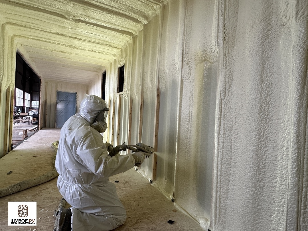 И если честно — именно здесь решается, будет ли дом тёплым.
Потому что главный враг контейнера — это не холод.
Это сочетание холода и влаги.
Если появляется влага — начинается коррозия.
А влага появляется там, где есть мостики холода.
И вот здесь многие допускают ошибку.

Берут минвату.
Почему? Потому что она привычная.
Но контейнер внутри — это не ровная коробка.
Там ребра, углы, изгибы.

Минвату невозможно подогнать идеально.
Всегда остаются щели.
Маленькие.
Незаметные.
Но именно через них уходит тепло.
И именно там появляется вода.
С пенопластом ситуация похожая.
Он не повторяет форму металла.
И не прилипает к нему.
А теперь сравним с ППУ.

Он наносится как жидкость.
Прилипает к металлу.
Расширяется.
И заполняет всё.
Каждый угол.
Каждый паз.
Каждую щель.
Получается единый слой.
