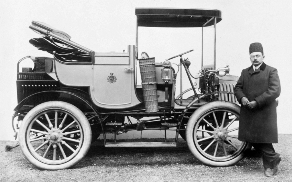 Gardner-Serpollet Model A, закупленный персидским шахом. У машины стоит месье Марнэ, шахский механик