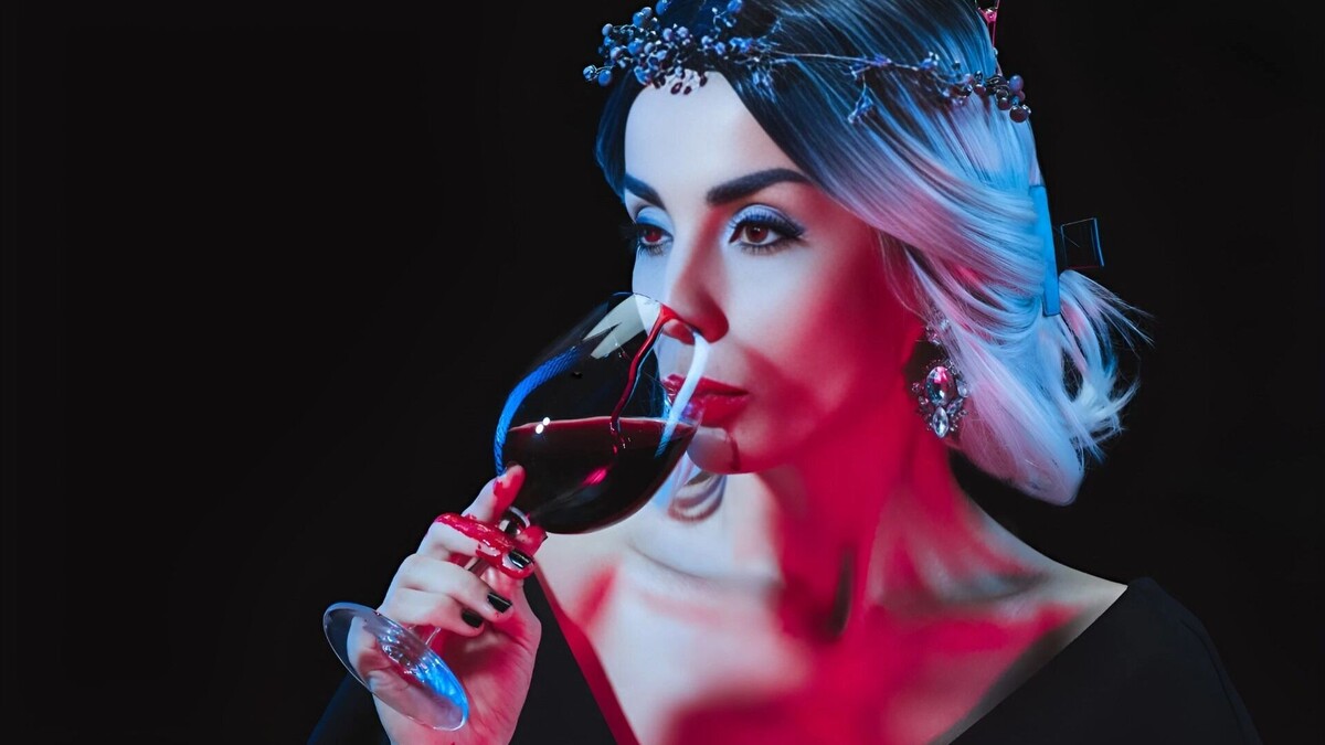 женщина, пьющая кровь