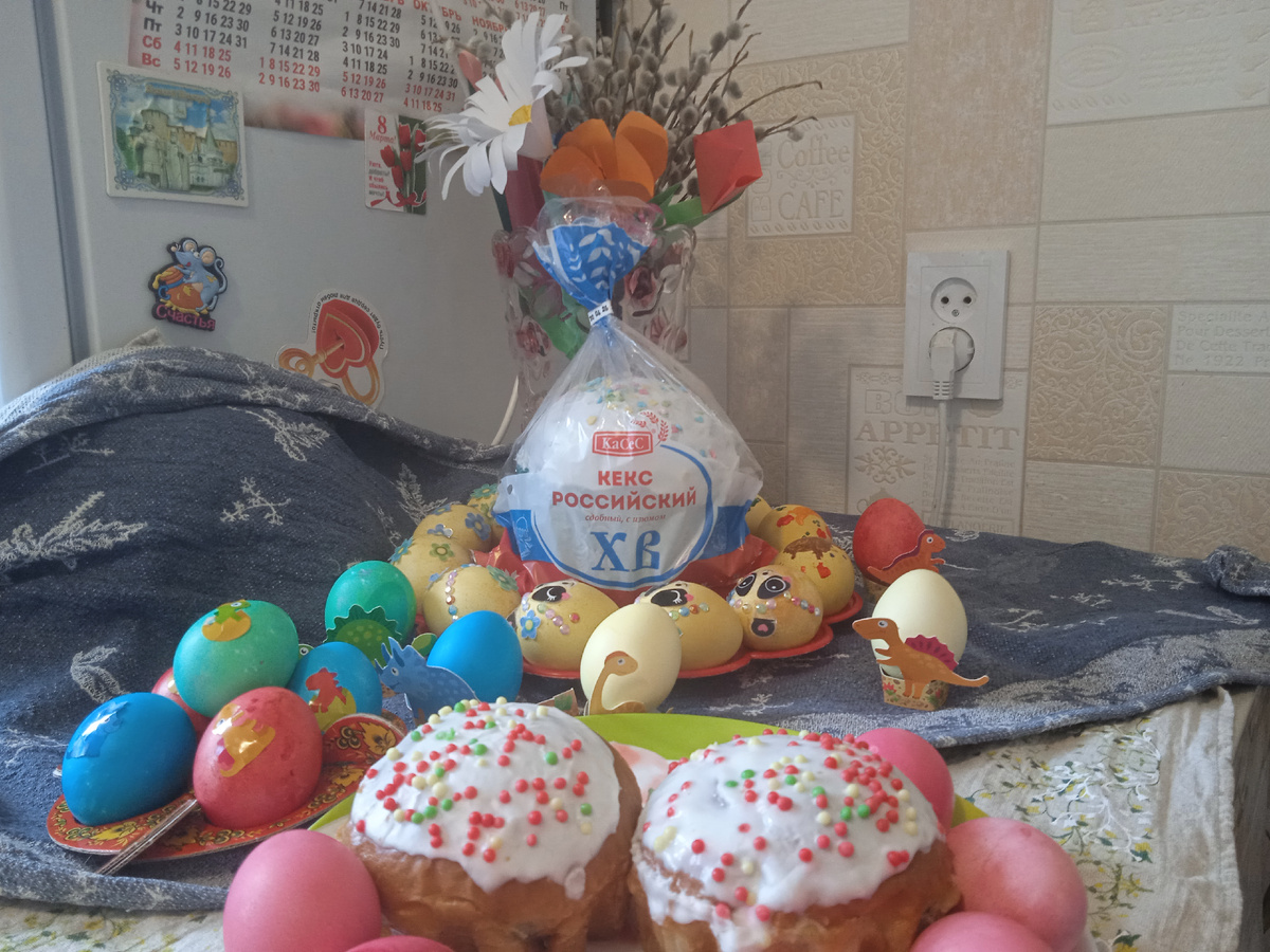 Пасхальные яйца и куличи.