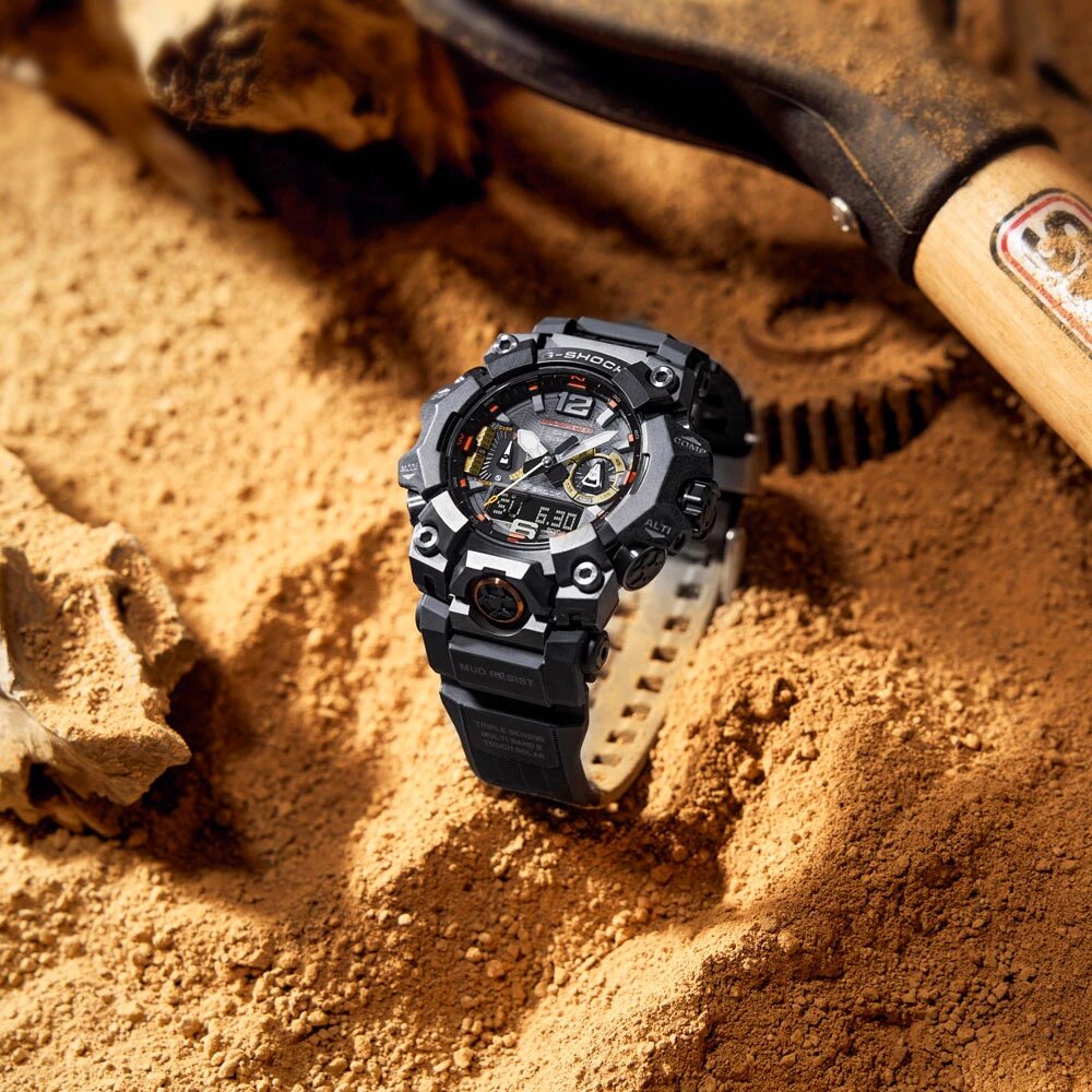 G-Shock GWG-B1000EC-1A не боится песка. Такая обстановка — дополнительный тест на выживаемость для часов