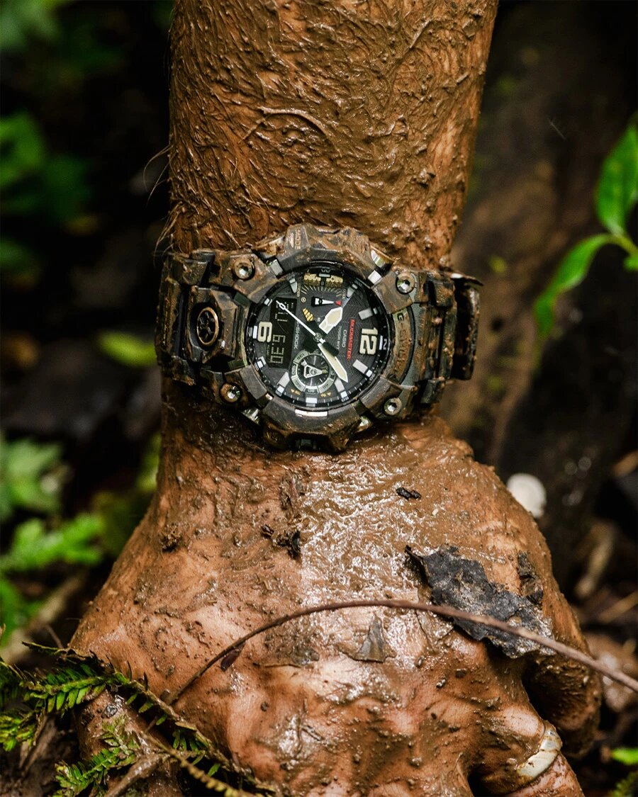 Модель G-Shock GWG-B1000-1A до попадания на запястье владельца тоже прошла испытания пылью и грязью, поэтому ей не страшны суровые условия