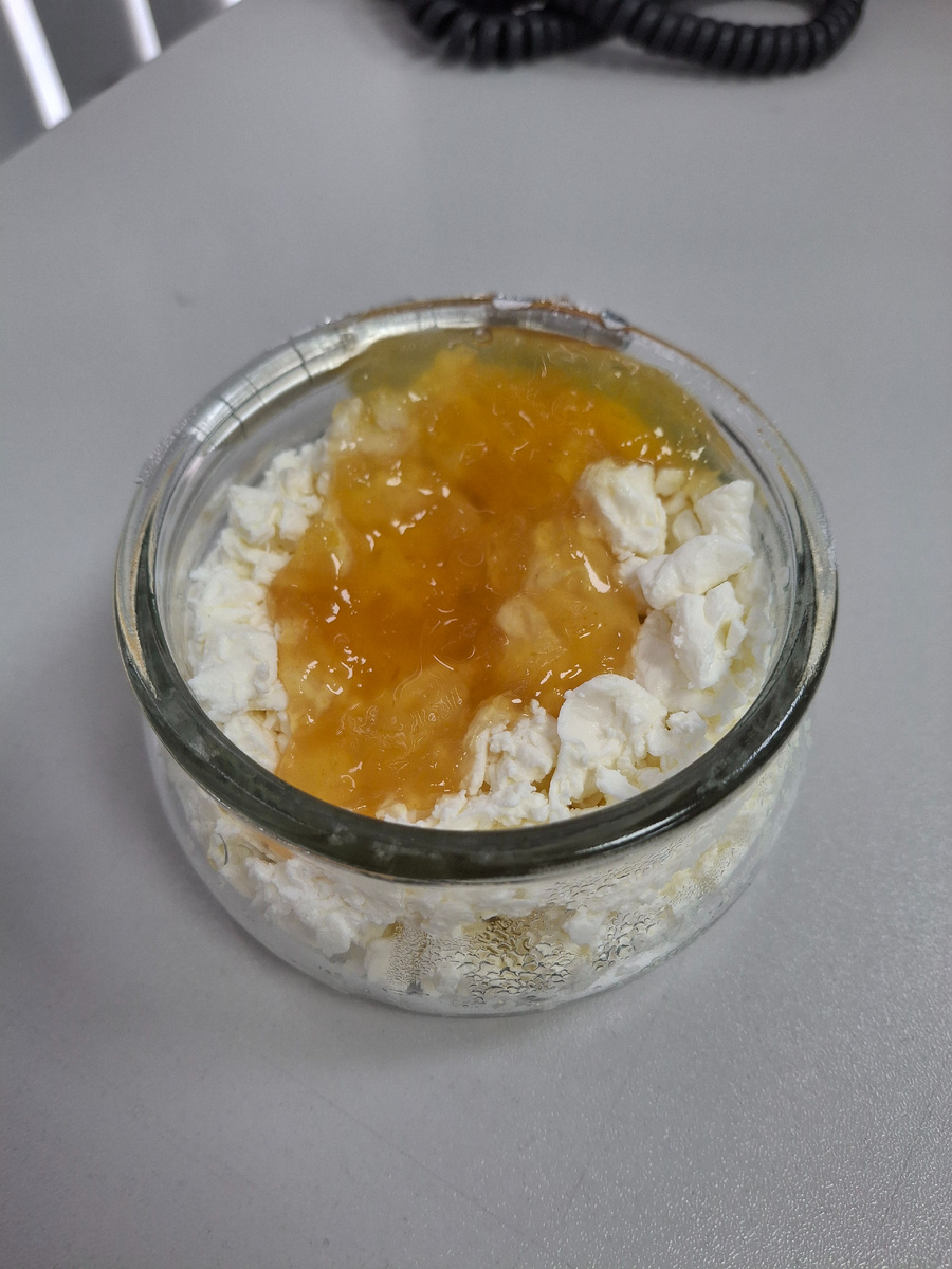 2й завтрак: творог с наполнителем "Дыня" из Вкусвилла