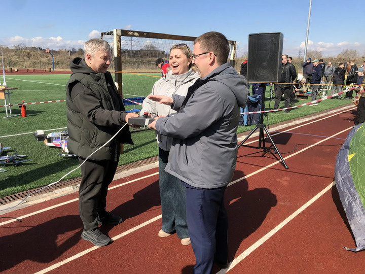     Начальник управления образования Копейского городского округа Марина Хлынина и замминистра образования региона Антон Туманов дали символический старт аэрокосмическому фестивалю. Фото: Максим Бодягин («МК-Челябинск»)