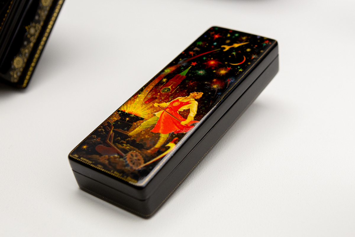 Андрей Федотов (р. 1967). Шкатулка «Кузнецы». Палех, 1994. Частное собрание Людмилы Пироговой.