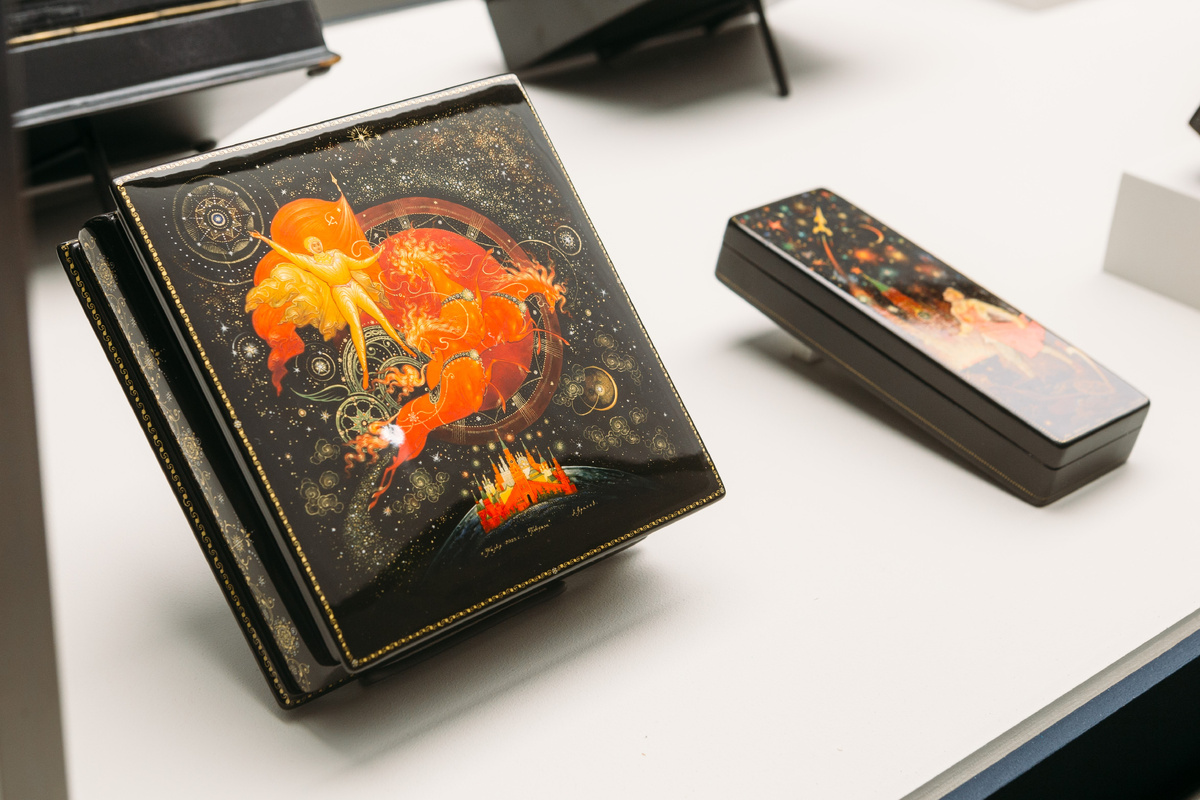 Андрей Арапов (р. 1956). Шкатулка «Поехали!». Палех, 2023. Частное собрание Евгения Метельского.