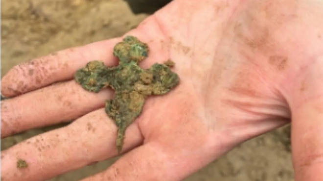 Фото: https://rodina-history.ru/2026/04/10/strannyj-krest-iz-mogily-voina-pod-priozerskom-obsuzhdaiut-v-seti.html