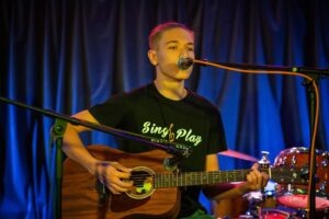 Школа игры на классической гитаре Sing & Play гарантирует: