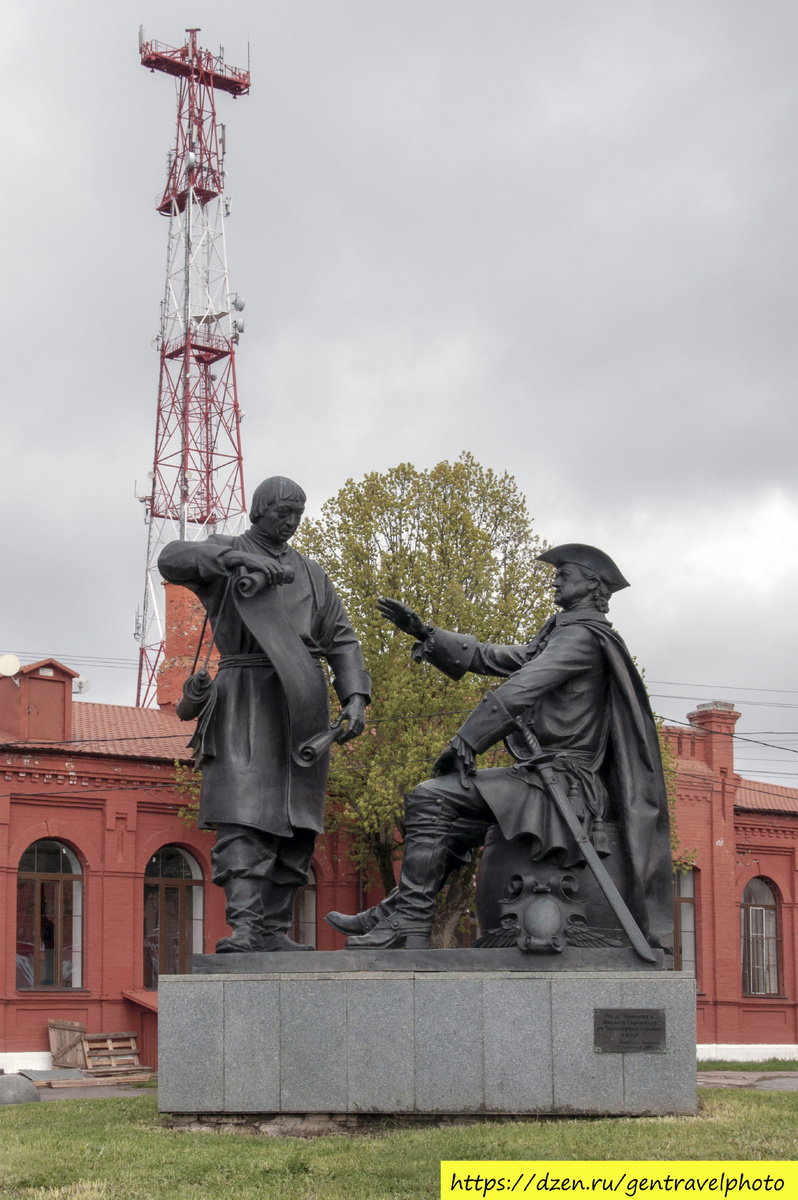 Памятник Петру I и Михаилу Сердюкову.