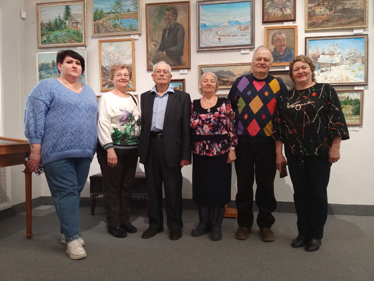 Георгий Семёнов третий слева.