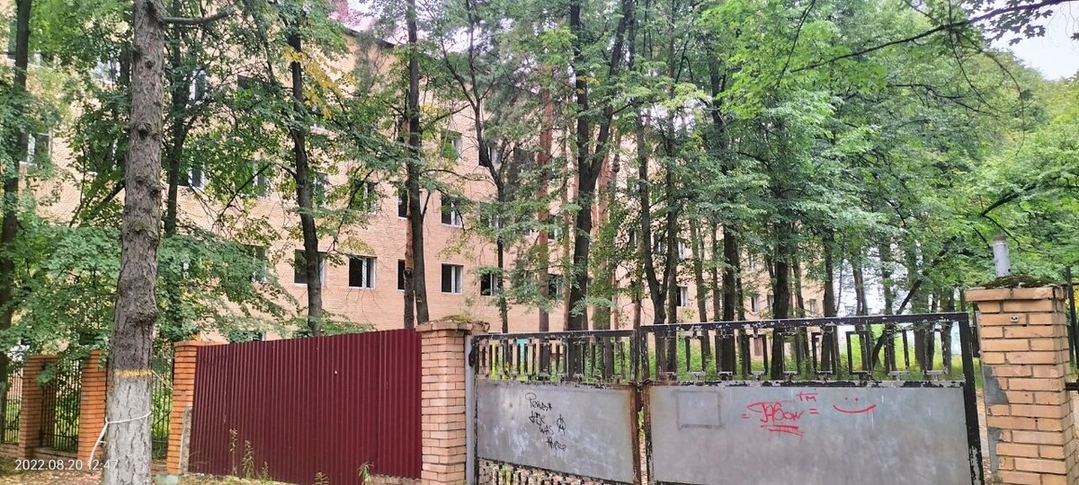 Целое заброшенное многоэтажное здание корпус военной академии. Закрыто это от простых жителей воротами. Да там вся территория в заброшках и кучами мусора