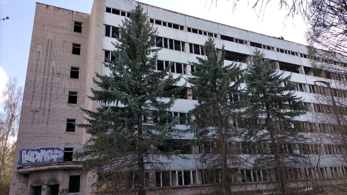 Еще одно заброшенное многоэтажное целое здание