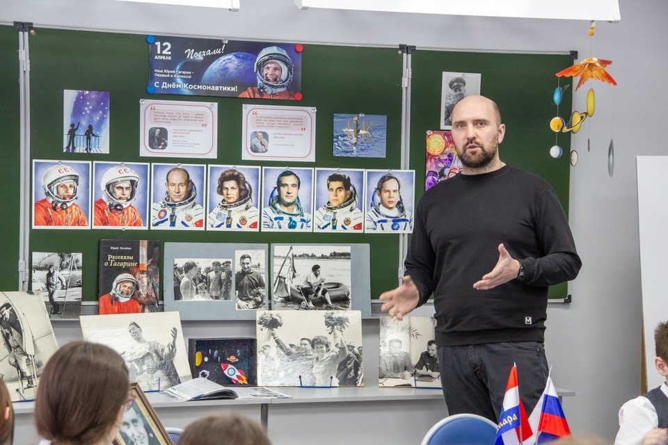    На нем учащиеся узнали об истории освоения космоса, первых шагах человечества за пределы Земли и подвиге Юрия Гагарина. Фото: Александр Гуськов