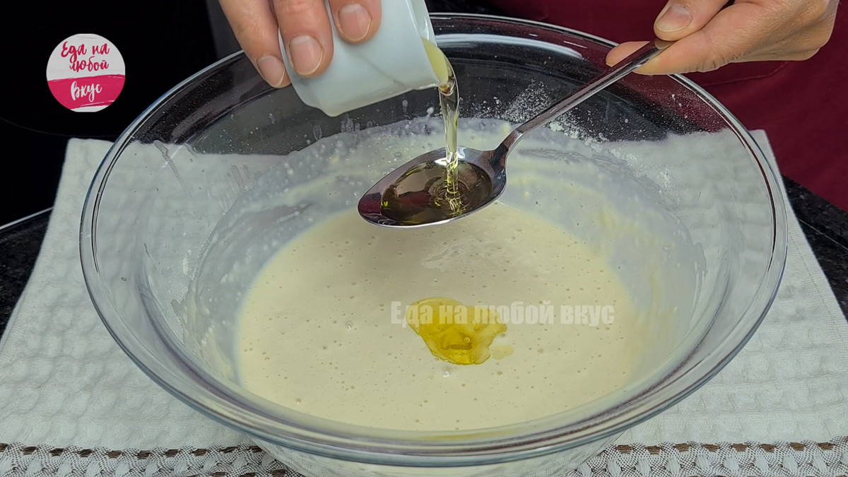 процесс вливания масла в эластичную молочную смесь