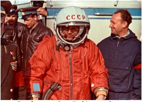   Юрий Гагарин перед стартом. Корпорация Роскосмос.