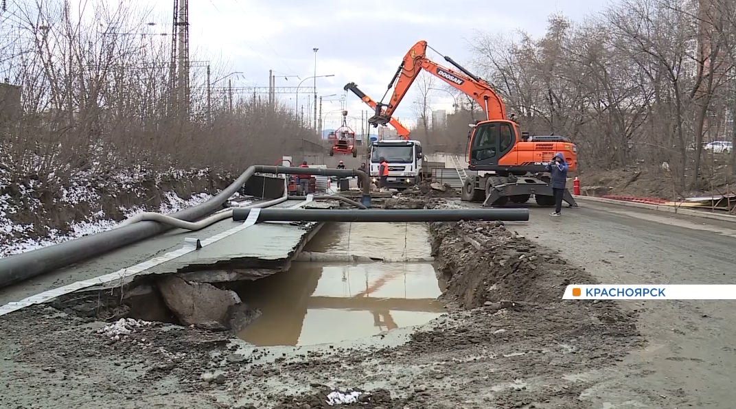     Коммунальщики продолжают откачивать воду из провала на Семафорной в Красноярске