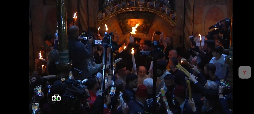 Радуйтесь, православные! Благодатный огонь сошел