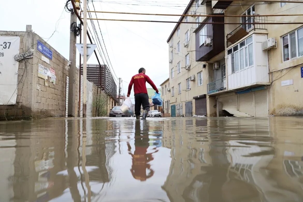 "Потопы в Дагестане еще раз показал какие люди живут в Дагестане и за его пределами. Особенно хочется отметить наших волонтеров и просто неравнодушных людей, которые приезжают в Дагестан с самых разных точек нашей страны. Спасибо!"