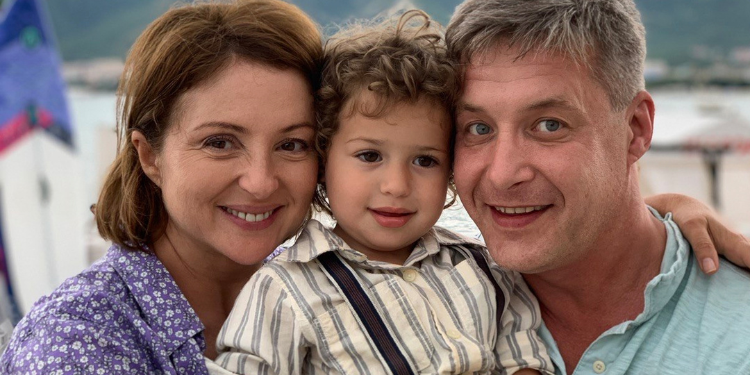 Вышла замуж за американца, её знаменитая бабушка и настоящая фамилия. Как живёт многодетная актриса и кто её муж: о личном Анны Банщиковой