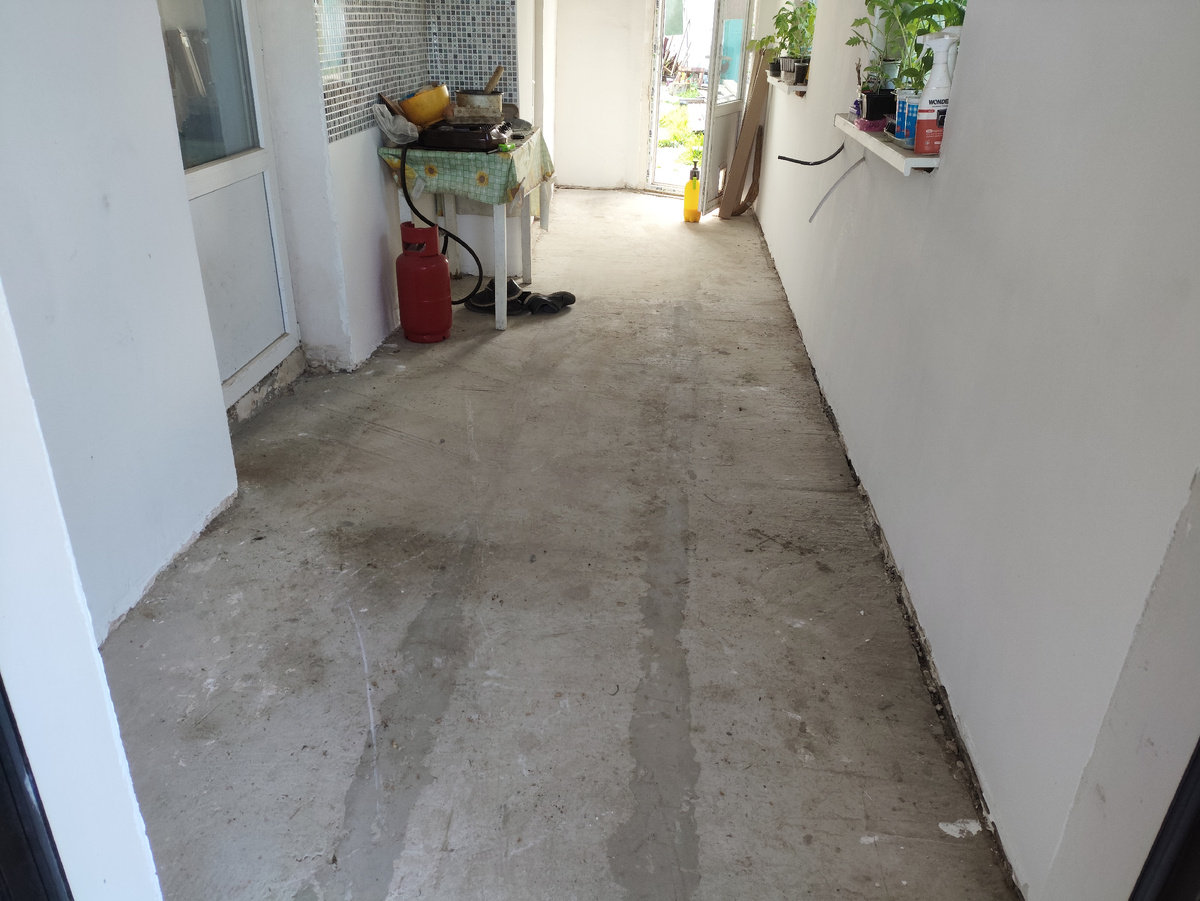 Еще стол надо бы вытащить.... Но уже почти подметено