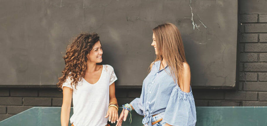 Девушки разговаривают о высокооплачиваемой работе и где ее искать