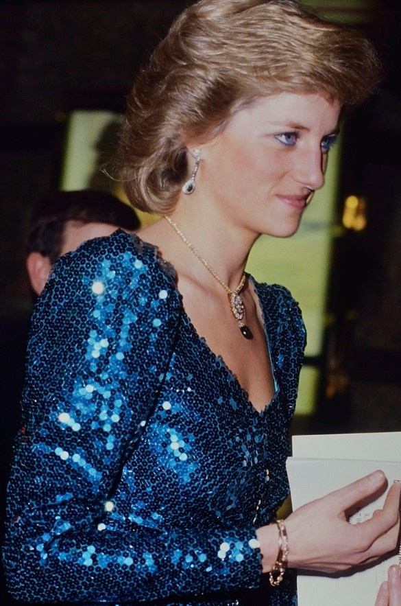 Принцесса Диана и брошь(надета как кулон)