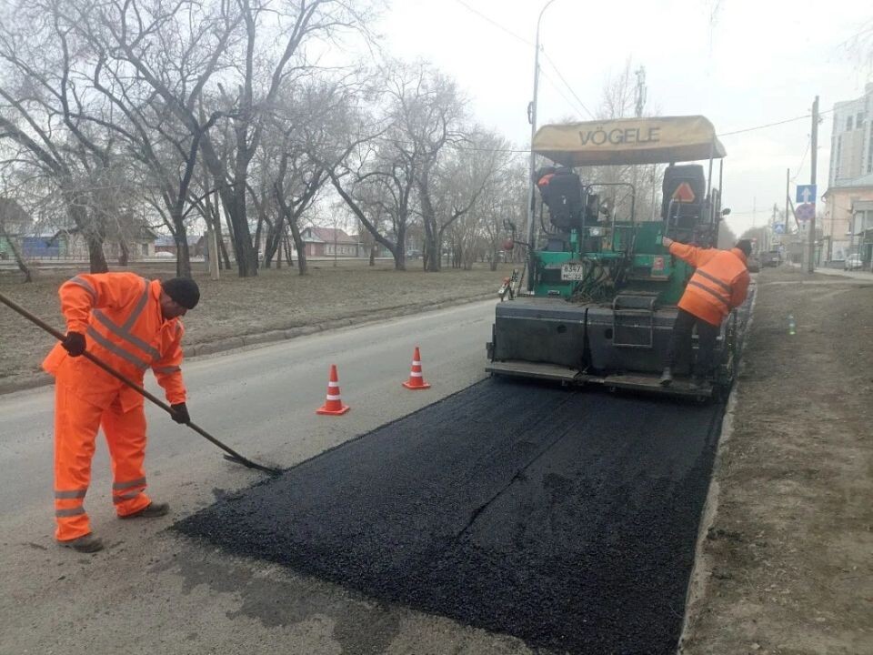    Ремонт дорог в Барнауле горячим асфальтом. Источник: barnaul.org