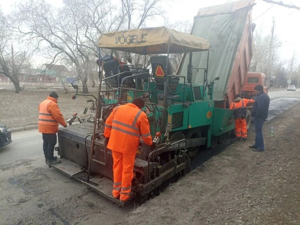    Ремонт дорог в Барнауле горячим асфальтом. Источник: barnaul.org
