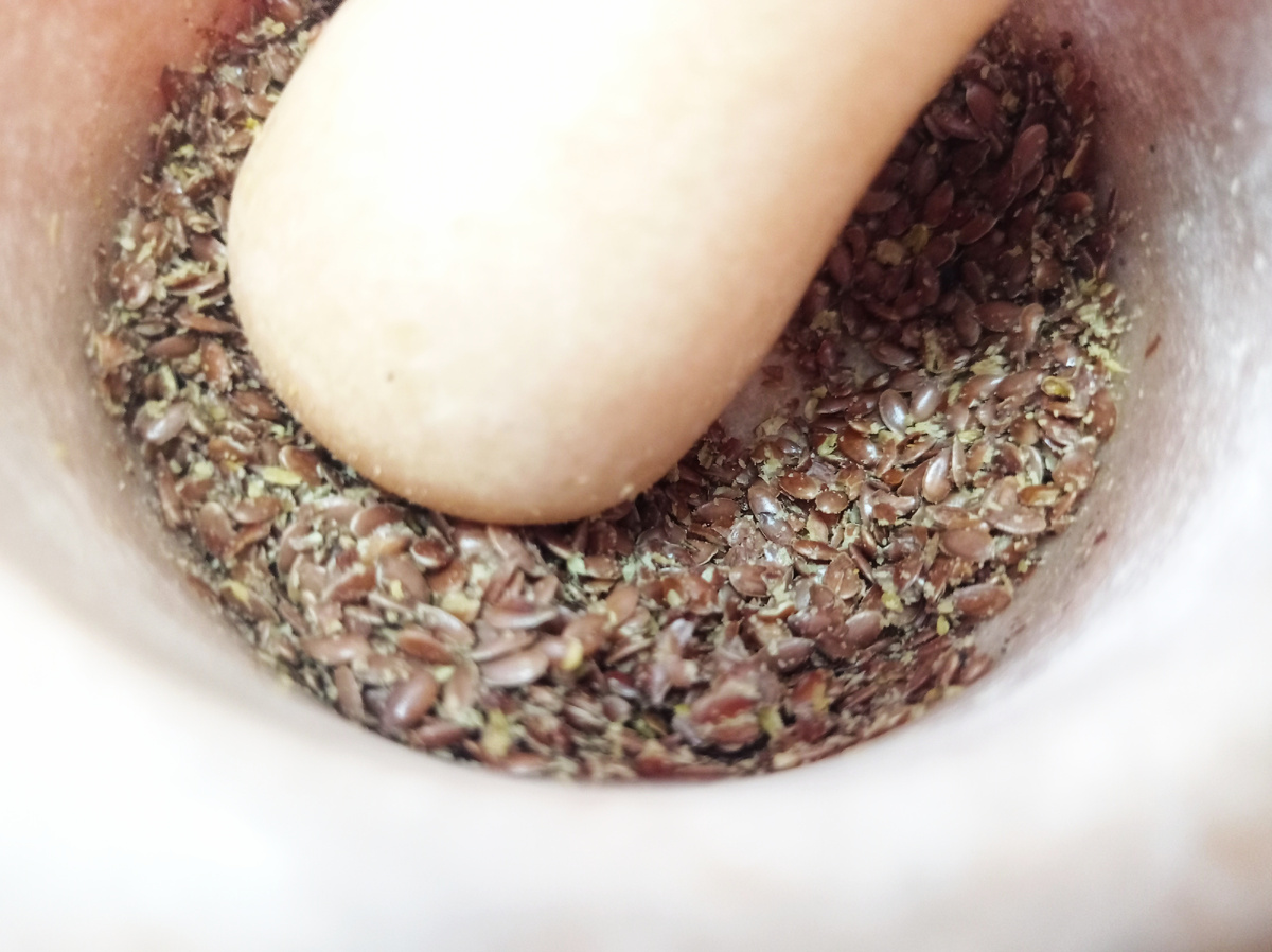 Дроблённые семена в ступе