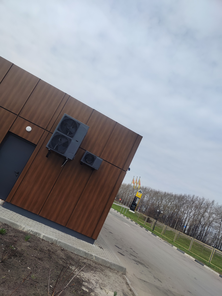 Наружные блоки кондиционера чёрного цвета