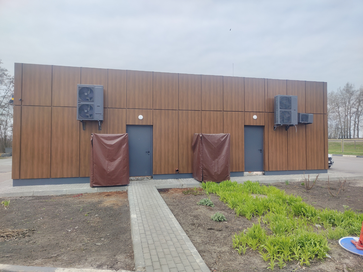 Наружные блоки сплит-системы чёрного цвета