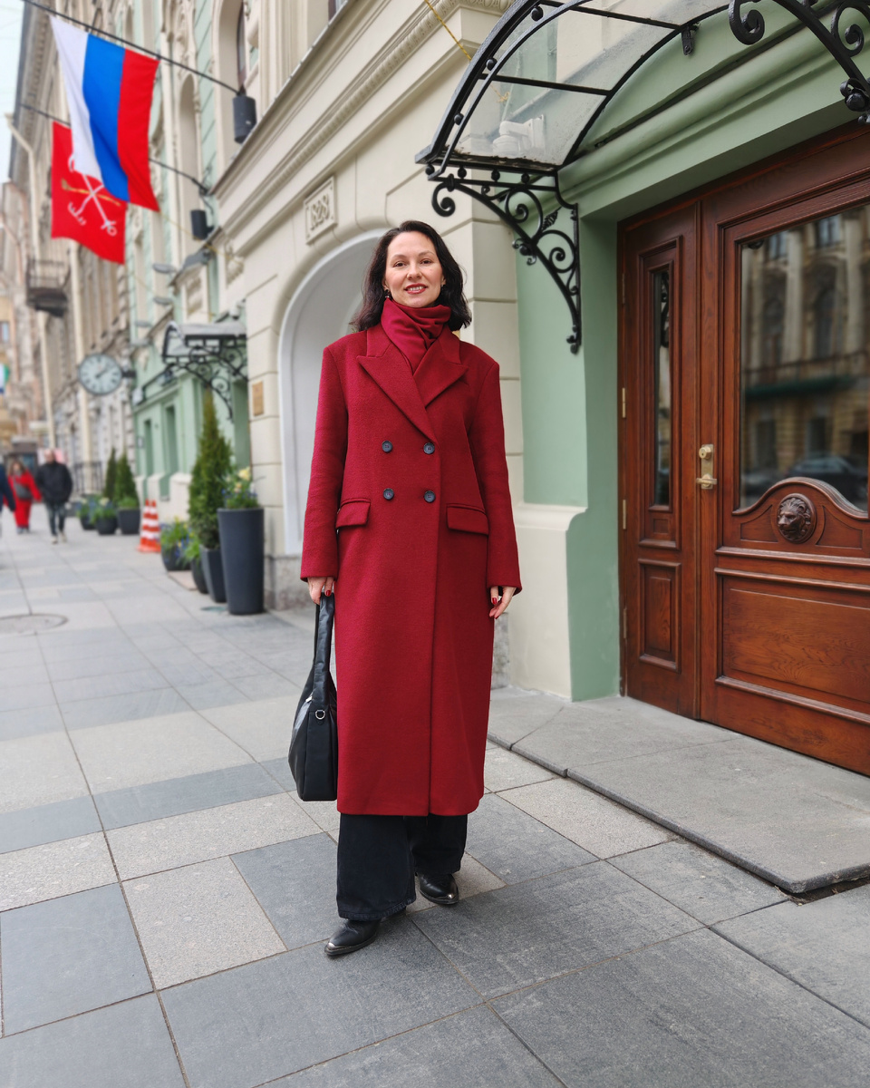 Привет! Меня зовут Екатерина, я веду блог о стиле и красоте✨. Традиционно гуляли с мужем в прошлые выходные. Погода была такая, что без пальто из шерсти никуда. Это бренд SashaOstrov, бренд представлен в том числе на Ламоде. Свое пальто я покупала ещё прошлой осенью, и носила его этой весной, и осенью тоже буду носить. Нравится оно очень. Однако, душа уже требует тепла и солнца🌞, поэтому потихоньку смотрю в сторону летних вещей. 