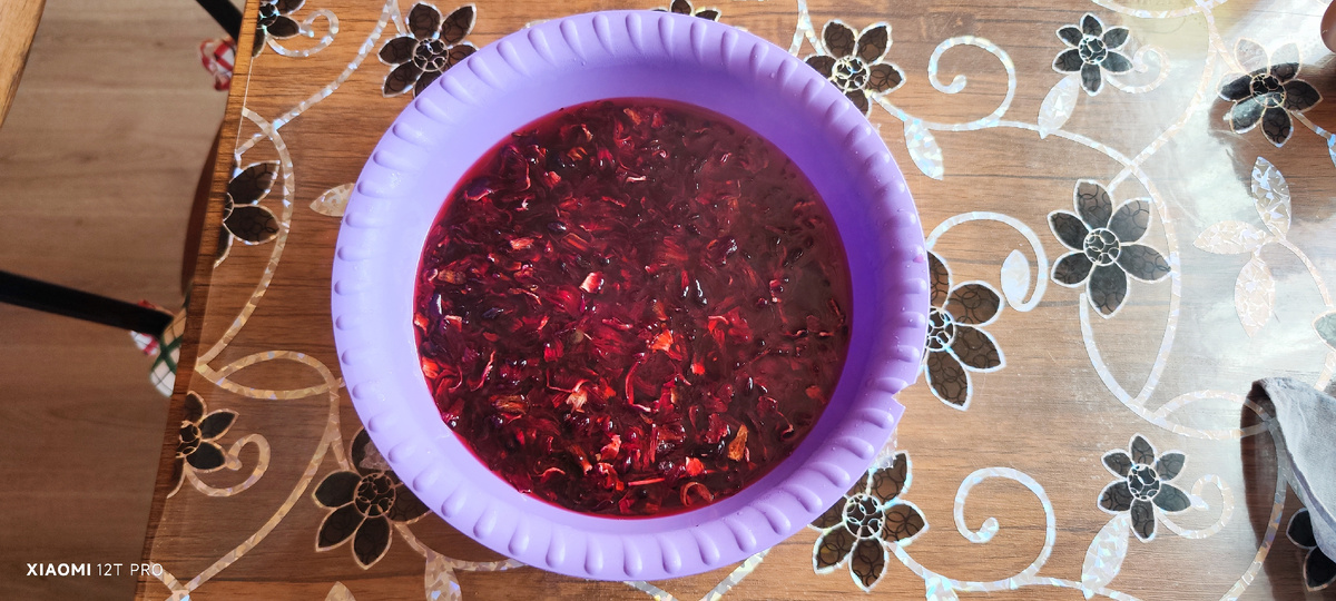 Заваривается каркаде.