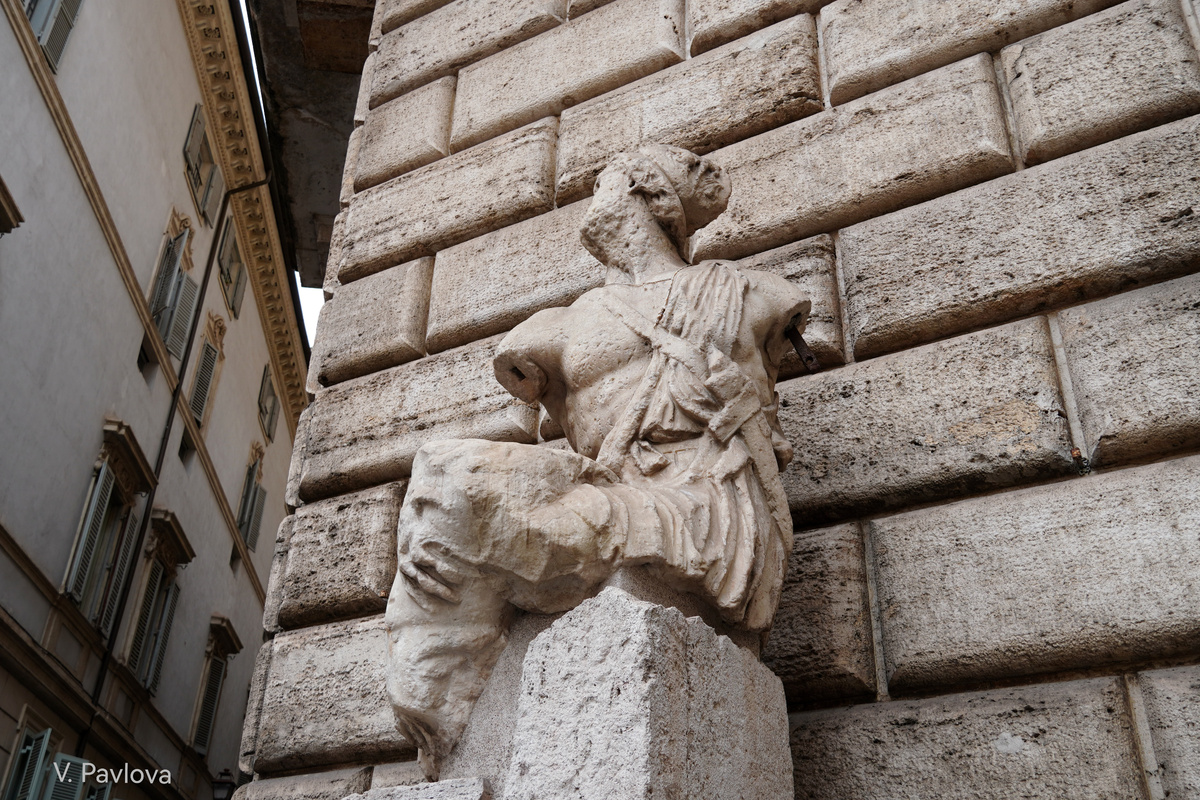 Статуя Пасквино (он же Паскуино, либо Pasquino).