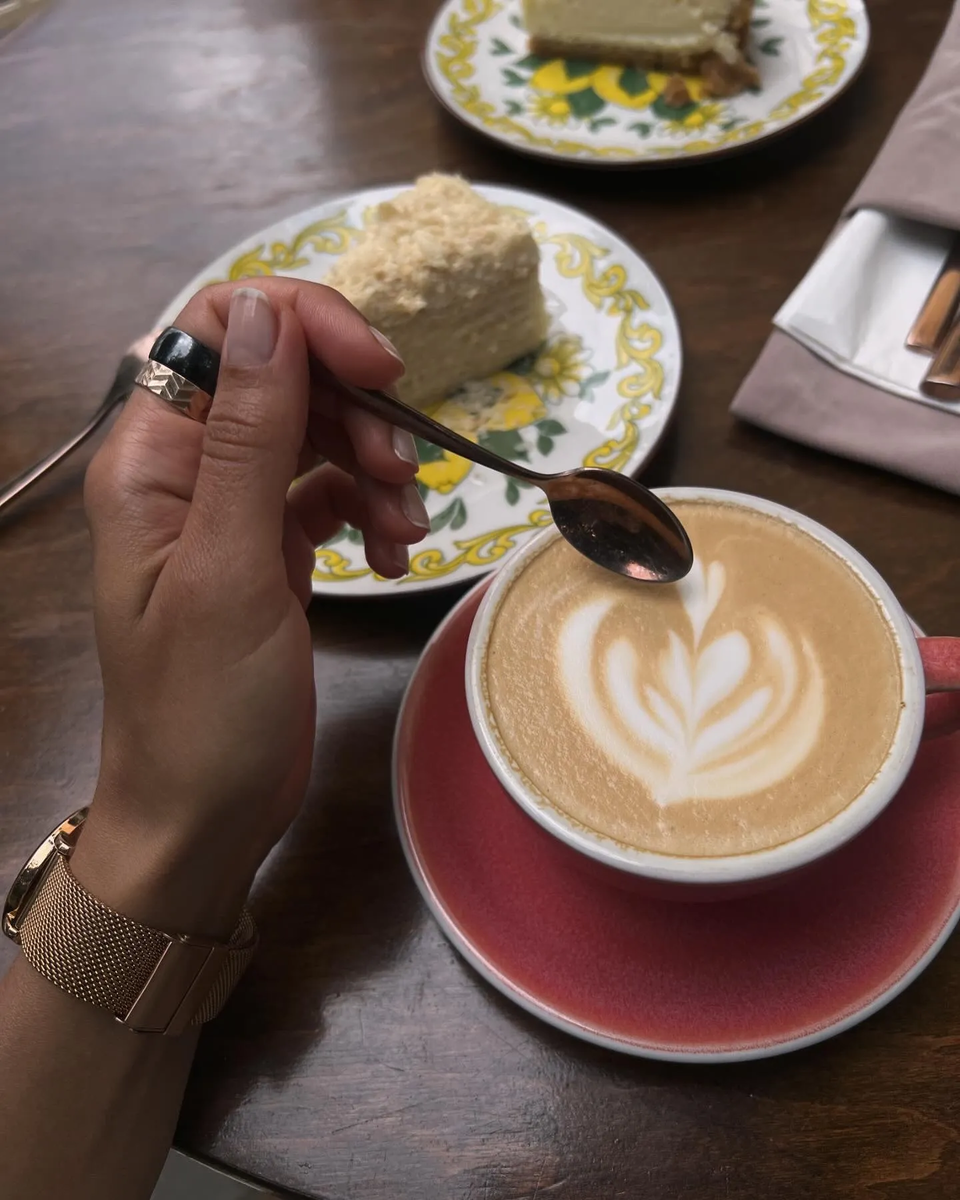 Фото Анастасии Шавель. Кофе и десерты вкусные, подача красивая