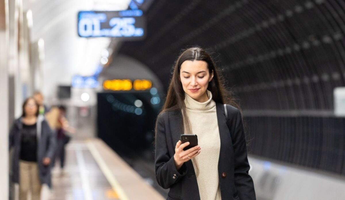     Девушка в метро. Источник: mos ru Автор фото: Пресс-служба Мэра и Правительства Москвы