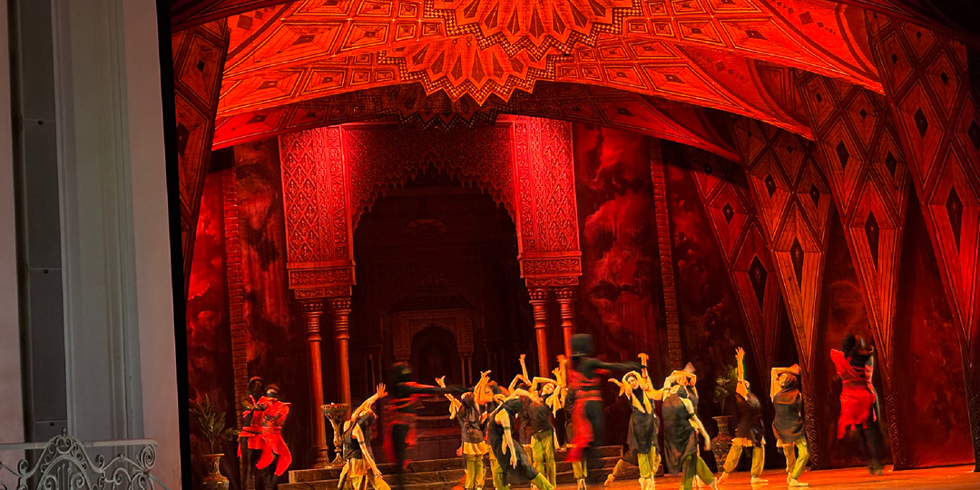 Продолжаем прогулки. Идем в театр.