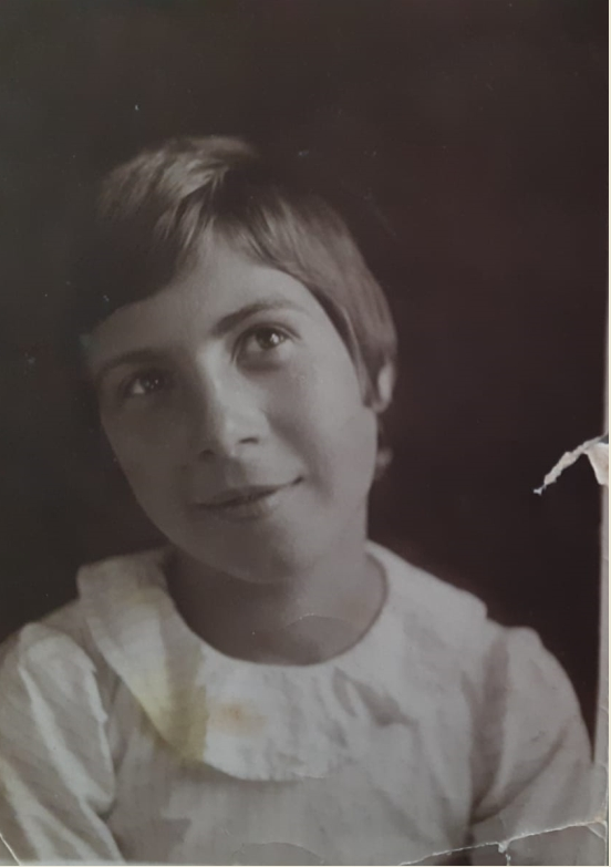 Нелли Попова. довоенное фото. Примерно такой её и угнали в плен.