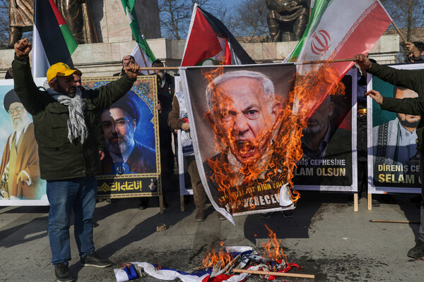 Демонстранты сжигают портрет премьер-министра Израиля Биньямина Нетаньяху на акции протеста против ракетных ударов США и Израиля по Ирану у здания израильского консульства в Стамбуле, март 2026 года / Murad Sezer/Reuters   📷