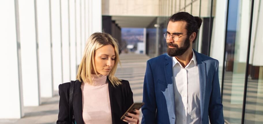 Девушка идет на собеседование в крупную компанию