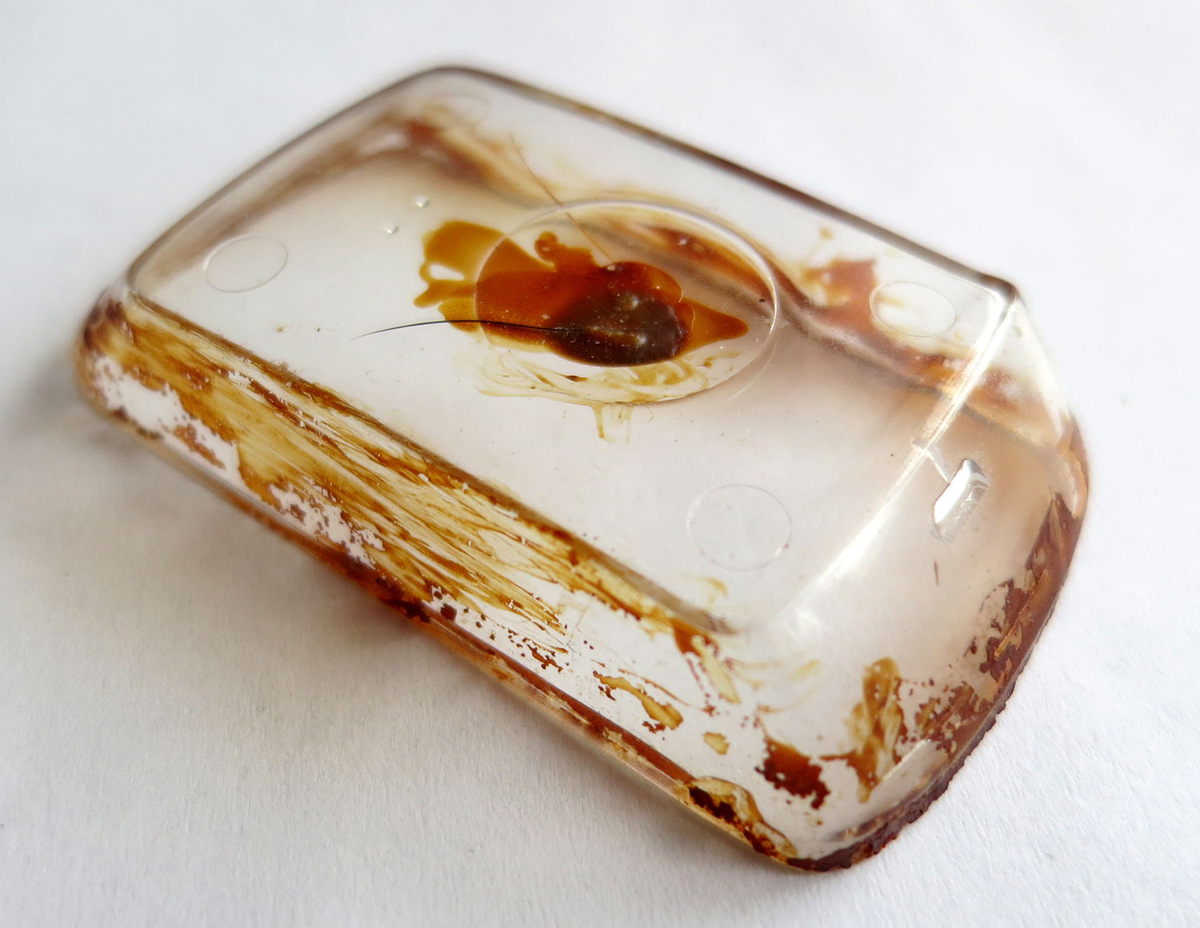 Стекло салона со следами клея.