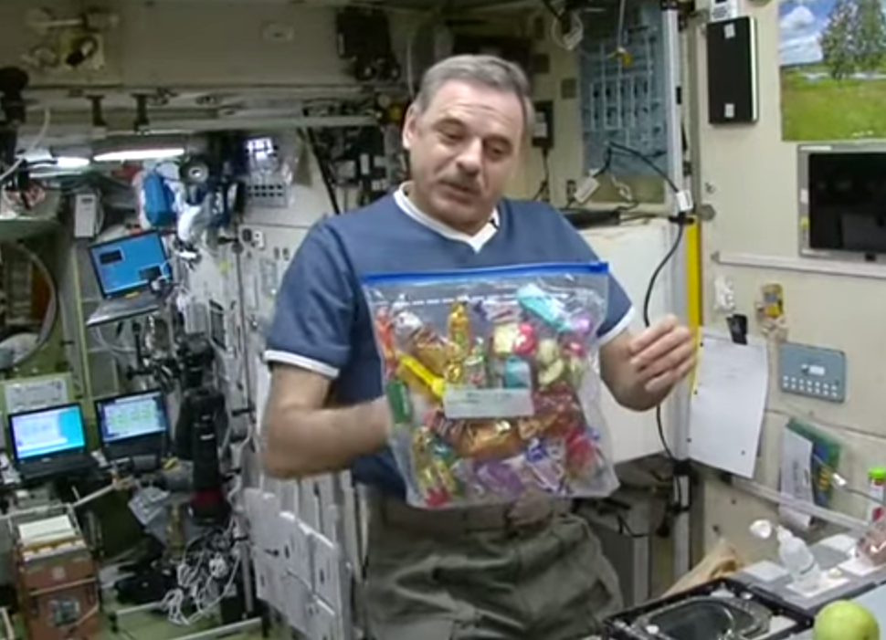 Большой пакет конфет. Фото со станции МКС.