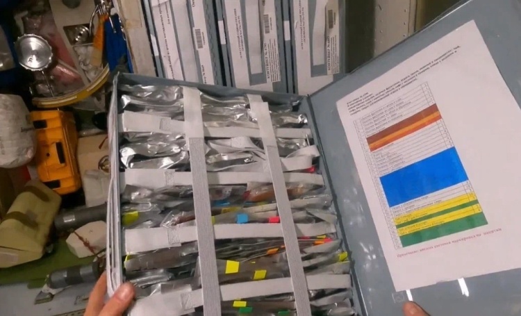 Хранение продуктов в российском сегменте МКС. https://prokosmos.ru/2025/07/22/kak-rabotaet-kosmicheskoe-pitanie--i-pochemu-pasta-v-tyubike-uzhe-ne-v-mode.